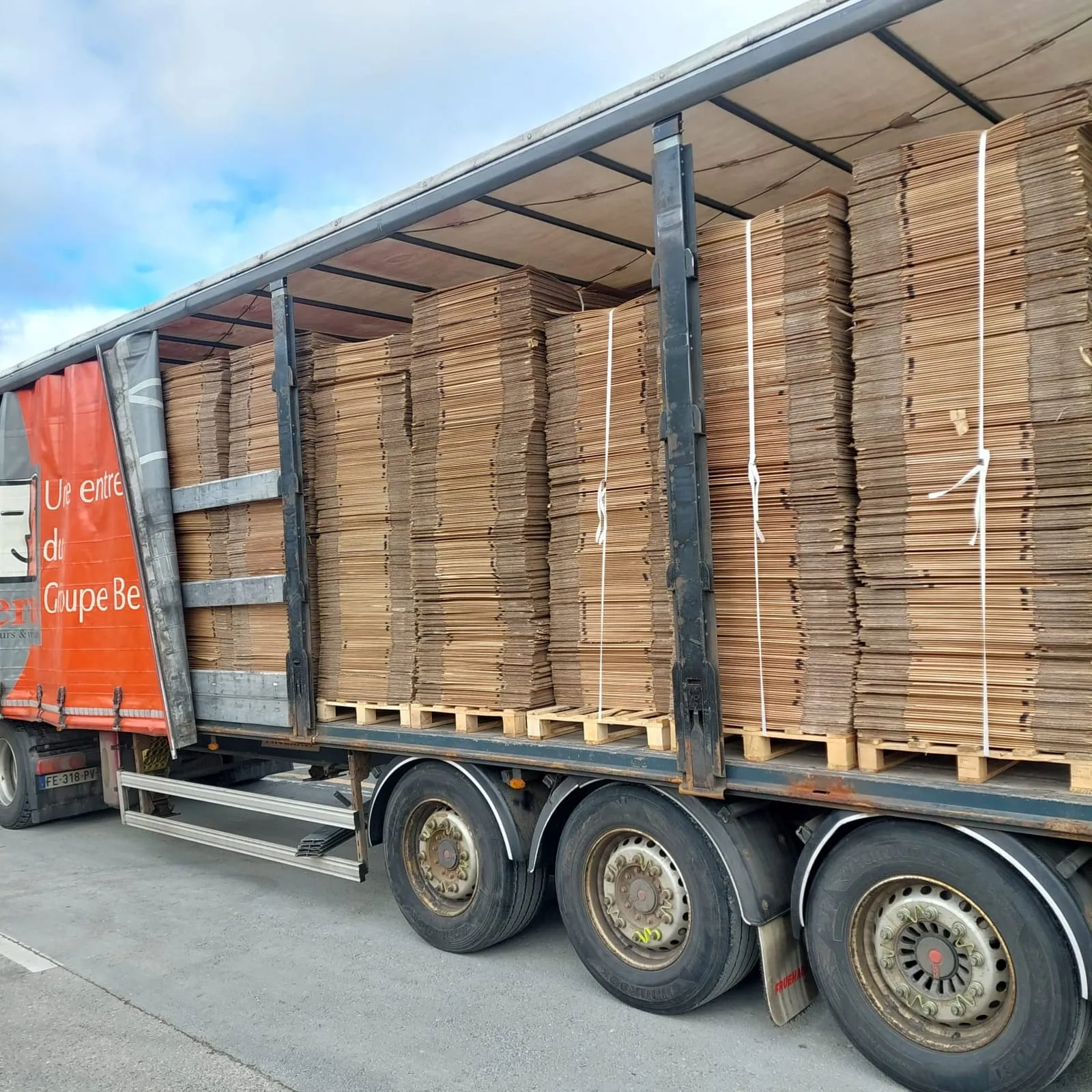 Palettes de cartons conditionnés pour le réemploi, chargées dans un camion